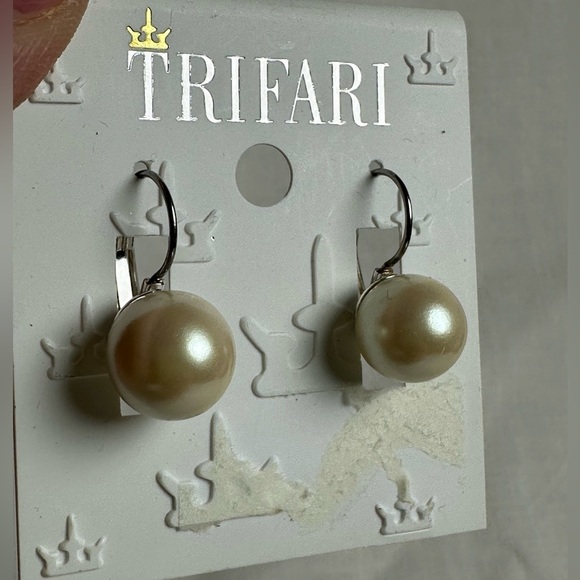 Trifari Pearl Drop Earrings - Picture 2 of 2